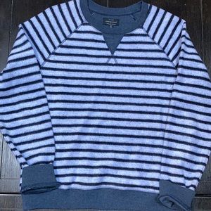 Women’s pull-over sweatshirt.